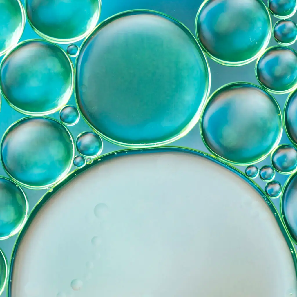 Význam SPF v každom ročnom období 1 sphere shaped air bubbles water blurred background